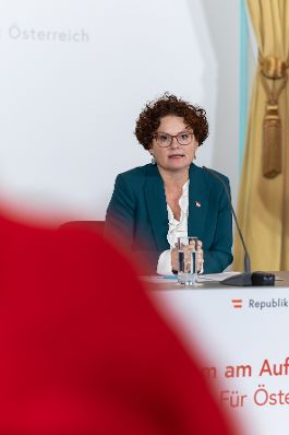 Am 7. J&auml;nner 2026 nahmen Bundesministerin Korinna Schumann, Staatssekret&auml;rin Elisabeth Zehetner (im Bild) und Staatssekret&auml;r Josef Schellhorn am Pressefoyer nach dem Ministerrat teil.