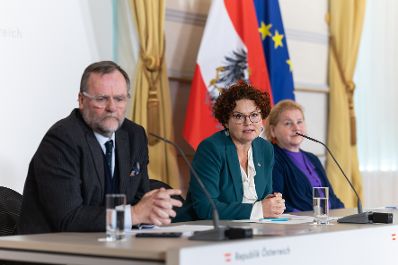 Am 7. J&auml;nner 2026 nahmen Bundesministerin Korinna Schumann (r.), Staatssekret&auml;rin Elisabeth Zehetner (m.) und Staatssekret&auml;r Josef Schellhorn (l.) am Pressefoyer nach dem Ministerrat teil.