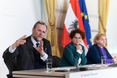 Am 7. J&auml;nner 2026 nahmen Bundesministerin Korinna Schumann (r.), Staatssekret&auml;rin Elisabeth Zehetner (m.) und Staatssekret&auml;r Josef Schellhorn (l.) am Pressefoyer nach dem Ministerrat teil.