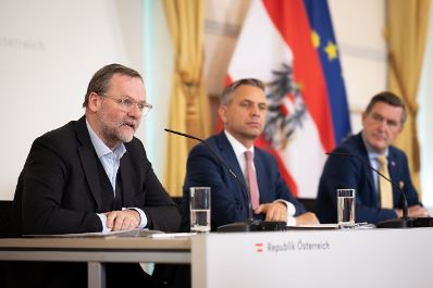 Am 20. J&auml;nner 2026 nahmen (v.l.n.r.) Staatssekret&auml;r Josef Schellhorn, Bundesminister Wolfgang Hattmannsdorfer und Bundesminister Peter Hanke am Pressefoyer nach dem Ministerrat teil.