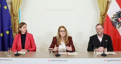 Am 28. J&auml;nner 2026 nahmen (v.l.n.r.) Staatssekret&auml;rin Barbara Eibinger-Miedl, Staatssekret&auml;rin K&ouml;nigsberger-Ludwig und Staatssekret&auml;r Josef Schellhorn am Pressefoyer nach dem Ministerrat teil.