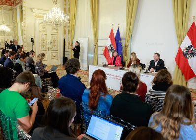 Am 28. J&auml;nner 2026 nahmen (v.l.n.r.) Staatssekret&auml;rin Barbara Eibinger-Miedl, Staatssekret&auml;rin K&ouml;nigsberger-Ludwig und Staatssekret&auml;r Josef Schellhorn am Pressefoyer nach dem Ministerrat teil.
