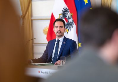 Am 18. Februar 2026 nahmen Bundesministerin Korinna Schumann, Bundesminister Christoph Wiederkehr (im Bild) und Staatssekret&auml;rin Barbara Eibinger-Miedl am Pressefoyer nach dem Ministerrat teil.