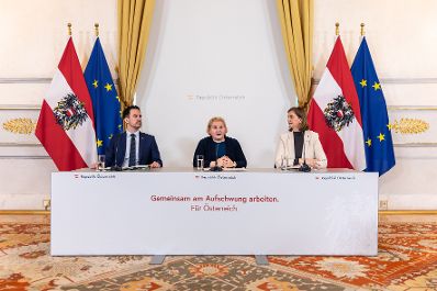 Am 18. Februar 2026 nahmen Bundesministerin Korinna Schumann (m.), Bundesminister Christoph Wiederkehr (l.) und Staatssekret&auml;rin Barbara Eibinger-Miedl (r.) am Pressefoyer nach dem Ministerrat teil.