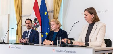 Am 18. Februar 2026 nahmen Bundesministerin Korinna Schumann (m.), Bundesminister Christoph Wiederkehr (l.) und Staatssekret&auml;rin Barbara Eibinger-Miedl (r.) am Pressefoyer nach dem Ministerrat teil.