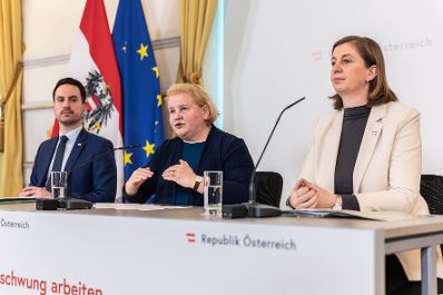 Am 18. Februar 2026 nahmen Bundesministerin Korinna Schumann (m.), Bundesminister Christoph Wiederkehr (l.) und Staatssekret&auml;rin Barbara Eibinger-Miedl (r.) am Pressefoyer nach dem Ministerrat teil.