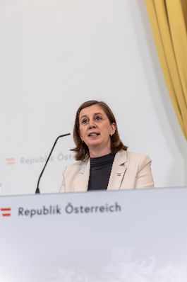 Am 18. Februar 2026 nahmen Bundesministerin Korinna Schumann, Bundesminister Christoph Wiederkehr und Staatssekret&auml;rin Barbara Eibinger-Miedl (im Bild) am Pressefoyer nach dem Ministerrat teil.
