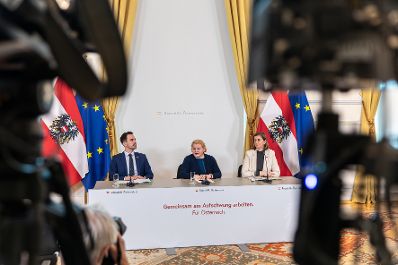 Am 18. Februar 2026 nahmen Bundesministerin Korinna Schumann (m.), Bundesminister Christoph Wiederkehr (l.) und Staatssekret&auml;rin Barbara Eibinger-Miedl (r.) am Pressefoyer nach dem Ministerrat teil.