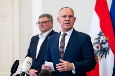 Am 24. Februar 2026 nahmen Bundesminister Gerhard Karner (r.), Bundesminister Christoph Wiederkehr und Staatssekret&auml;r J&ouml;rg Leichtfried (l.) am Doorstep vor dem Ministerrat teil.