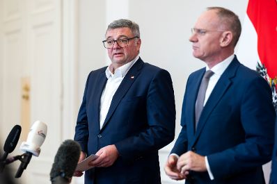 Am 24. Februar 2026 nahmen Bundesminister Gerhard Karner (r.), Bundesminister Christoph Wiederkehr und Staatssekret&auml;r J&ouml;rg Leichtfried (l.) am Doorstep vor dem Ministerrat teil.