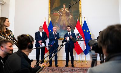 Am 24. Februar 2026 nahmen Bundesminister Gerhard Karner (m.), Bundesminister Christoph Wiederkehr (r.) und Staatssekret&auml;r J&ouml;rg Leichtfried (l.) am Doorstep vor dem Ministerrat teil.