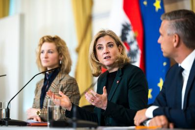 Am 24. Februar 2026 nahmen (v.l.n.r.) Bundesministerin Eva-Maria Holzleitner, Bundesministerin Beate Meinl-Reisinger und Bundesminister Wolfgang Hattmannsdorfer am Pressefoyer nach dem Ministerrat teil.