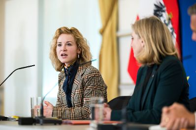 Am 24. Februar 2026 nahmen Bundesministerin Eva-Maria Holzleitner (l.) und Bundesministerin Beate Meinl-Reisinger (r.) am Pressefoyer nach dem Ministerrat teil.