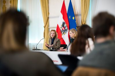 Am 24. Februar 2026 nahmen Bundesministerin Eva-Maria Holzleitner, Bundesministerin Beate Meinl-Reisinger und Bundesminister Wolfgang Hattmannsdorfer am Pressefoyer nach dem Ministerrat teil.