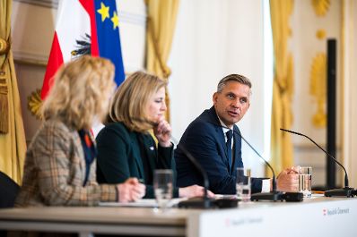Am 24. Februar 2026 nahmen (v.l.n.r.) Bundesministerin Eva-Maria Holzleitner, Bundesministerin Beate Meinl-Reisinger und Bundesminister Wolfgang Hattmannsdorfer am Pressefoyer nach dem Ministerrat teil.