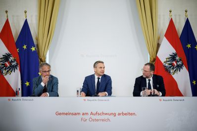 Am 11. M&auml;rz 2026 nahmen (v.l.n.r.) Bundesminister Markus Marterbauer, Bundesminister Wolfgang Hattmannsdorfer und Staatssekret&auml;r Josef Schellhorn am Pressefoyer nach dem Ministerrat teil.