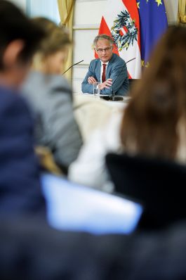 Am 11. M&auml;rz 2026 nahmen Bundesminister Markus Marterbauer (im Bild), Bundesminister Wolfgang Hattmannsdorfer und Staatssekret&auml;r Josef Schellhorn am Pressefoyer nach dem Ministerrat teil.