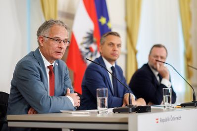 Am 11. M&auml;rz 2026 nahmen (v.l.n.r.) Bundesminister Markus Marterbauer, Bundesminister Wolfgang Hattmannsdorfer und Staatssekret&auml;r Josef Schellhorn am Pressefoyer nach dem Ministerrat teil.