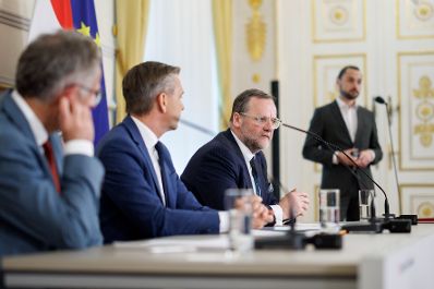 Am 11. M&auml;rz 2026 nahmen (v.l.n.r.) Bundesminister Markus Marterbauer, Bundesminister Wolfgang Hattmannsdorfer und Staatssekret&auml;r Josef Schellhorn am Pressefoyer nach dem Ministerrat teil.