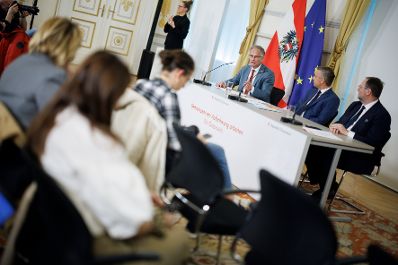 Am 11. M&auml;rz 2026 nahmen (v.l.n.r.) Bundesminister Markus Marterbauer, Bundesminister Wolfgang Hattmannsdorfer und Staatssekret&auml;r Josef Schellhorn am Pressefoyer nach dem Ministerrat teil.