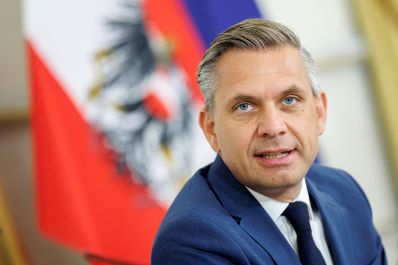 Am 11. M&auml;rz 2026 nahmen Bundesminister Markus Marterbauer, Bundesminister Wolfgang Hattmannsdorfer (im Bild) und Staatssekret&auml;r Josef Schellhorn am Pressefoyer nach dem Ministerrat teil.