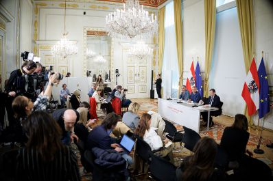 Am 11. M&auml;rz 2026 nahmen (v.l.n.r.) Bundesminister Markus Marterbauer, Bundesminister Wolfgang Hattmannsdorfer und Staatssekret&auml;r Josef Schellhorn am Pressefoyer nach dem Ministerrat teil.