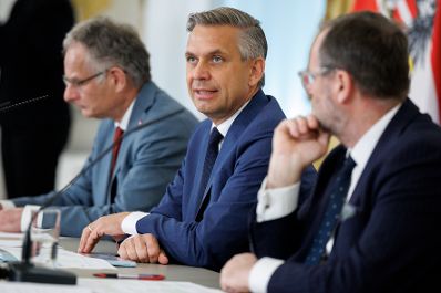 Am 11. M&auml;rz 2026 nahmen (v.l.n.r.) Bundesminister Markus Marterbauer, Bundesminister Wolfgang Hattmannsdorfer und Staatssekret&auml;r Josef Schellhorn am Pressefoyer nach dem Ministerrat teil.