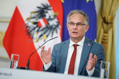 Am 11. M&auml;rz 2026 nahmen Bundesminister Markus Marterbauer (im Bild), Bundesminister Wolfgang Hattmannsdorfer und Staatssekret&auml;r Josef Schellhorn am Pressefoyer nach dem Ministerrat teil.