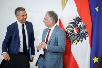 Am 11. M&auml;rz 2026 nahmen Bundesminister Markus Marterbauer (r.), Bundesminister Wolfgang Hattmannsdorfer (l.) und Staatssekret&auml;r Josef Schellhorn am Pressefoyer nach dem Ministerrat teil.