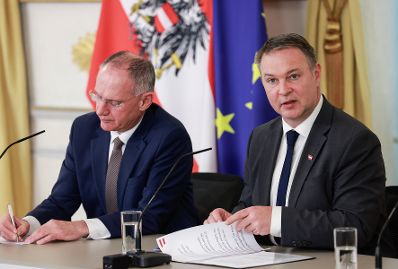 Am 24. M&auml;rz 2026 nahmen Vizekanzler Andreas Babler (r.), Bundesminister Gerhard Karner (l.) und Klubobmann der NEOS Yannick Shetty, am Pressefoyer nach dem Ministerrat teil.