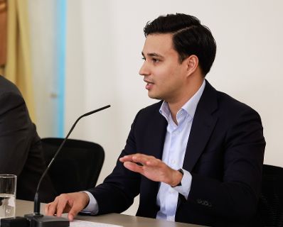 Am 24. M&auml;rz 2026 nahmen Vizekanzler Andreas Babler, Bundesminister Gerhard Karner und Klubobmann der NEOS Yannick Shetty (im Bild), am Pressefoyer nach dem Ministerrat teil.