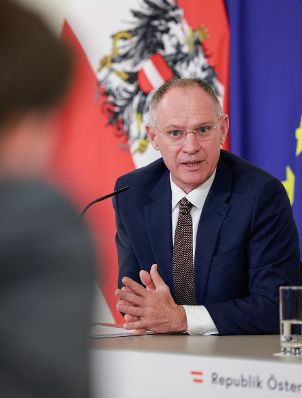 Am 24. M&auml;rz 2026 nahmen Vizekanzler Andreas Babler, Bundesminister Gerhard Karner (im Bild) und Klubobmann der NEOS Yannick Shetty, am Pressefoyer nach dem Ministerrat teil.