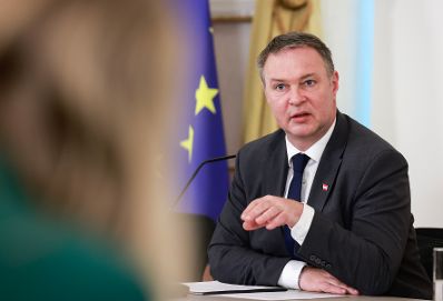 Am 24. M&auml;rz 2026 nahmen Vizekanzler Andreas Babler (im Bild), Bundesminister Gerhard Karner und Klubobmann der NEOS Yannick Shetty, am Pressefoyer nach dem Ministerrat teil.