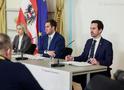 Am 8. April 2026 nahmen (v.l.n.r.) Staatssekret&auml;rin Michaela Schmidt, Staatssekret&auml;r Alexander Pr&ouml;ll und Bundesminister Christoph Wiederkehr am Pressefoyer nach dem Ministerrat teil.