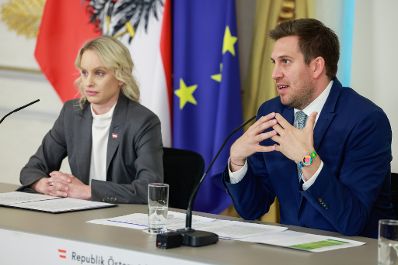 Am 8. April 2026 nahmen Staatssekret&auml;rin Michaela Schmidt (l.), Staatssekret&auml;r Alexander Pr&ouml;ll (r.) und Bundesminister Christoph Wiederkehr am Pressefoyer nach dem Ministerrat teil.
