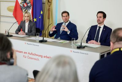 Am 8. April 2026 nahmen (v.l.n.r.) Staatssekret&auml;rin Michaela Schmidt, Staatssekret&auml;r Alexander Pr&ouml;ll und Bundesminister Christoph Wiederkehr am Pressefoyer nach dem Ministerrat teil.
