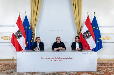 Am 15. April 2026 nahmen Klubobmann August W&ouml;ginger (l.), Bundesministerin Korinna Schumann (m.) und Klubobmann Yannik Shetty (r.) am Pressefoyer nach dem Ministerrat teil.