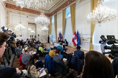 Am 15. April 2026 nahmen Klubobmann August W&ouml;ginger, Bundesministerin Korinna Schumann und Klubobmann Yannik Shetty am Pressefoyer nach dem Ministerrat teil.