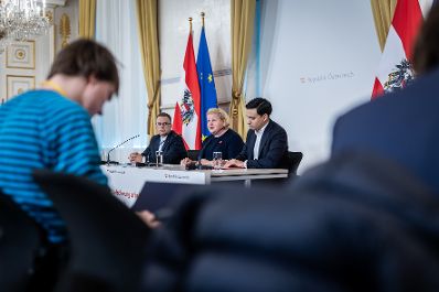 Am 15. April 2026 nahmen Klubobmann August W&ouml;ginger (m.l.), Bundesministerin Korinna Schumann (m.) und Klubobmann Yannik Shetty (m.r.) am Pressefoyer nach dem Ministerrat teil.