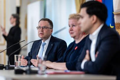 Am 15. April 2026 nahmen Klubobmann August W&ouml;ginger (3.v.r.), Bundesministerin Korinna Schumann (2.v.r.) und Klubobmann Yannik Shetty (r.) am Pressefoyer nach dem Ministerrat teil.