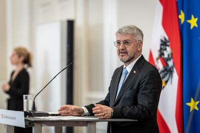 Am 21. April 2026 gab der Regierungsberater f&uuml;r nationale Sicherheit und Krisenvorsorge Peter Vorhofer (r.), eine Pressekonferenz im Bundeskanzleramt um &uuml;ber Aktuelles aus dem Koordinationsgremium zu berichten.