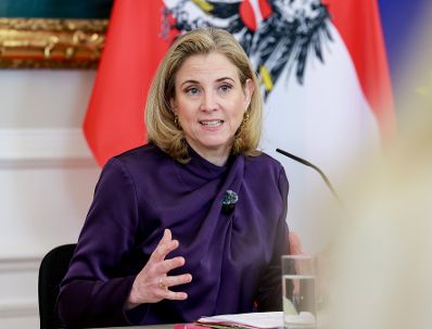 Am 22. April 2026 nahmen Bundesministerin Beate Meinl-Reisinger (im Bild), Bundesministerin Korinna Schumann und Staatssekret&auml;rin Barbara Eibinger-Miedl am Pressefoyer nach dem Ministerrat teil.