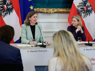 Am 22. April 2026 nahmen Bundesministerin Beate Meinl-Reisinger (r.), Bundesministerin Korinna Schumann und Staatssekret&auml;rin Barbara Eibinger-Miedl (l.) am Pressefoyer nach dem Ministerrat teil.