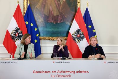 Am 22. April 2026 nahmen Bundesministerin Beate Meinl-Reisinger (m.), Bundesministerin Korinna Schumann (r.) und Staatssekret&auml;rin Barbara Eibinger-Miedl (l.) am Pressefoyer nach dem Ministerrat teil.