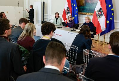 Am 22. April 2026 nahmen Bundesministerin Beate Meinl-Reisinger, Bundesministerin Korinna Schumann und Staatssekret&auml;rin Barbara Eibinger-Miedl am Pressefoyer nach dem Ministerrat teil.