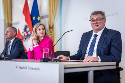 Am 29. April 2026 nahmen Bundesministerin Beate Meinl-Reisinger (m.), Bundesminister Gerhard Karner (l.) und Staatssekret&auml;r J&ouml;rg Leichtfried (r.) am Pressefoyer nach dem Ministerrat teil.