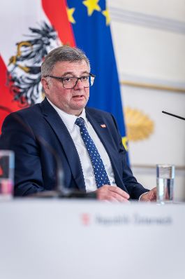 Am 29. April 2026 nahmen Bundesministerin Beate Meinl-Reisinger, Bundesminister Gerhard Karner und Staatssekret&auml;r J&ouml;rg Leichtfried (im Bild) am Pressefoyer nach dem Ministerrat teil.