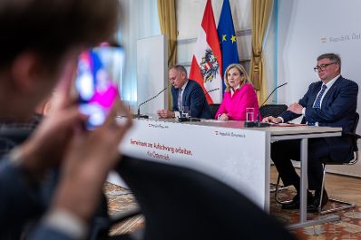 Am 29. April 2026 nahmen Bundesministerin Beate Meinl-Reisinger (2.v.r.), Bundesminister Gerhard Karner (3.v.r.) und Staatssekret&auml;r J&ouml;rg Leichtfried (r.) am Pressefoyer nach dem Ministerrat teil.