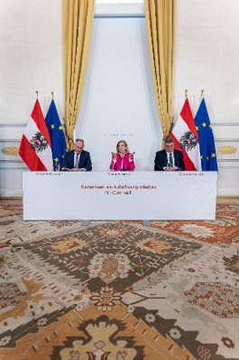 Am 29. April 2026 nahmen Bundesministerin Beate Meinl-Reisinger (m.), Bundesminister Gerhard Karner (l.) und Staatssekret&auml;r J&ouml;rg Leichtfried (r.) am Pressefoyer nach dem Ministerrat teil.