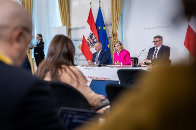 Am 29. April 2026 nahmen Bundesministerin Beate Meinl-Reisinger (m.), Bundesminister Gerhard Karner (l.) und Staatssekret&auml;r J&ouml;rg Leichtfried (r.) am Pressefoyer nach dem Ministerrat teil.